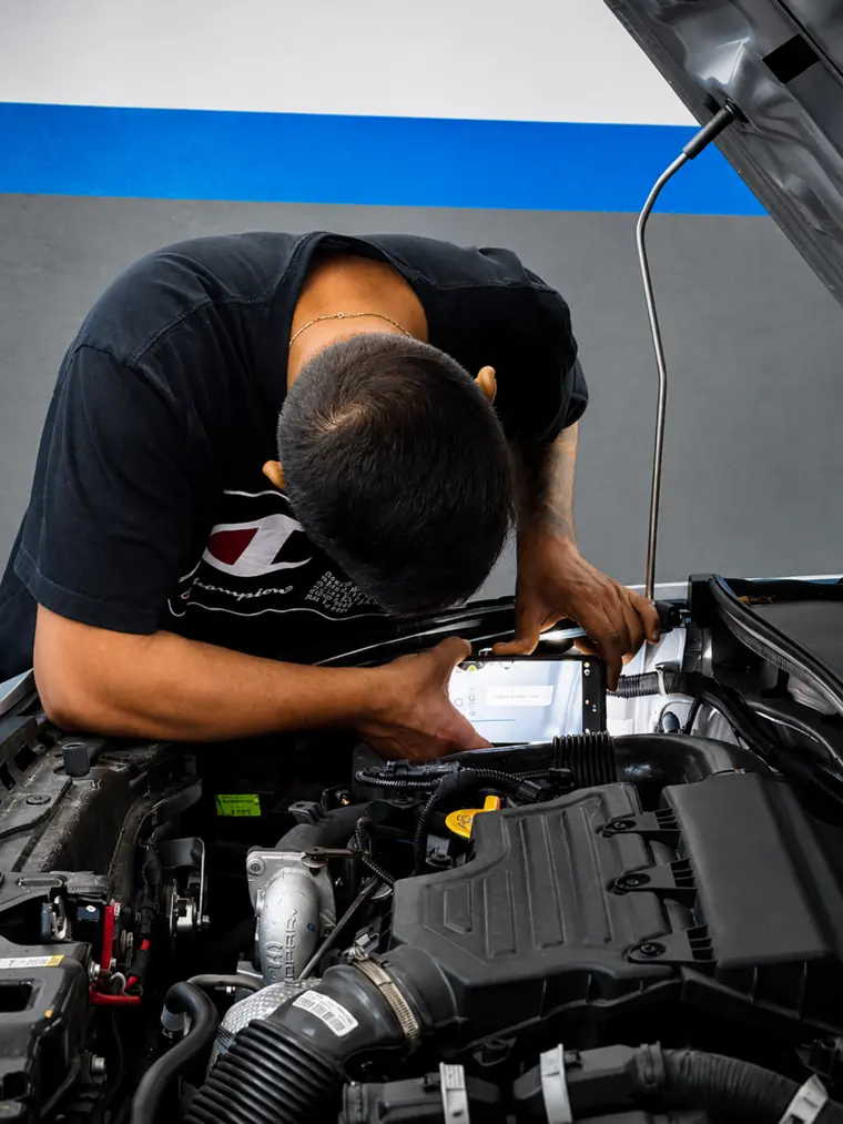 Inspeção técnica no compartimento do motor